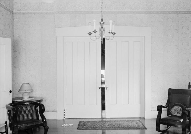 bílé posuvné dveře