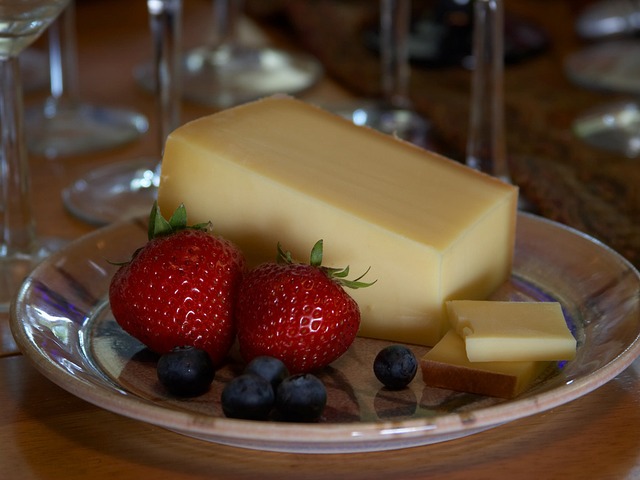 sýr na průhledném talíři